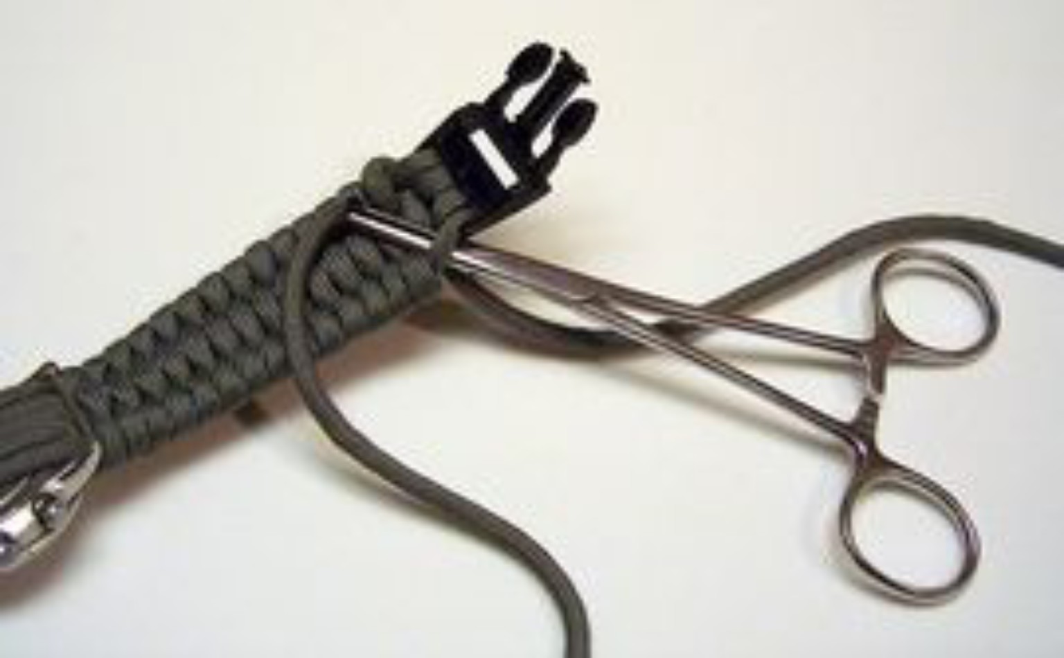 Utilisation d’une pince hémostatique pour terminer le bracelet