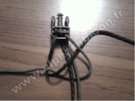 Premier nœud du tressage de la ceinture