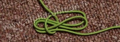 Formation d’une boucle autour des brins de paracorde