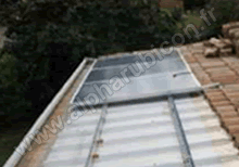 Couverture en bac acier utilisée sous une installation solaire