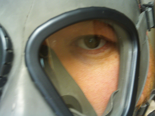 Détail d’un oculaire du masque à gaz finlandais M61